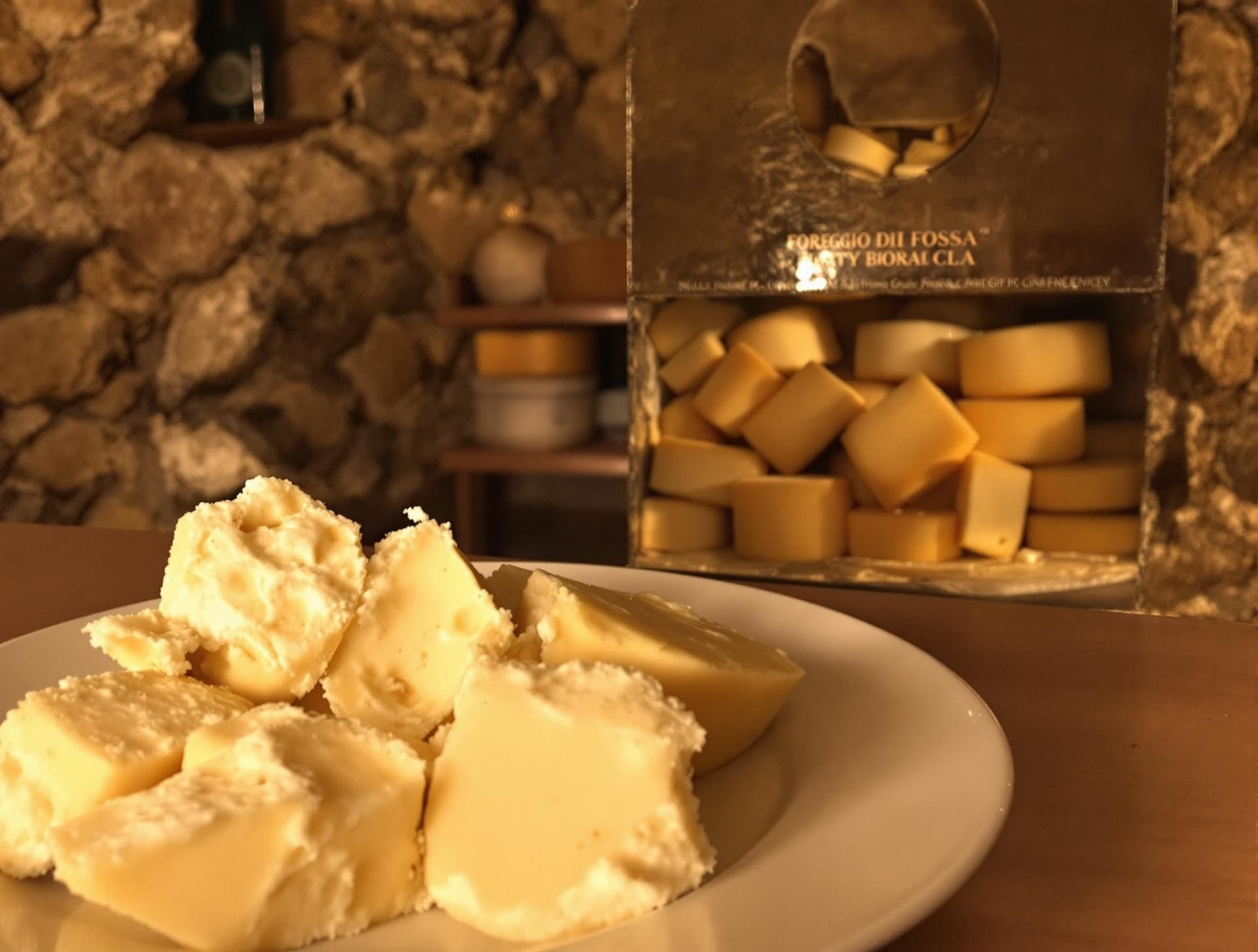 Formaggio di Fossa från Emilia-Romagna, Italien, ost som lagras i underjordiska gropar
