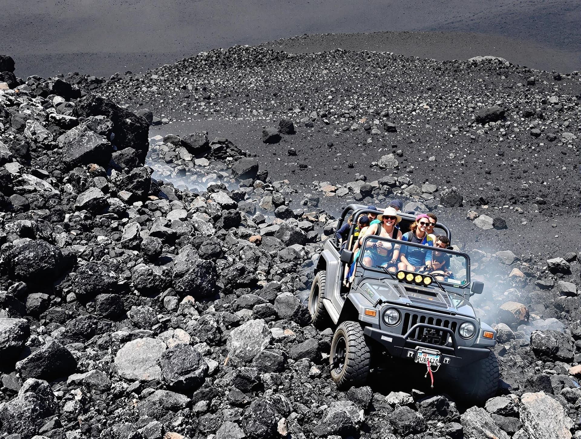 Jeep på offroad-äventyr på Etnas sluttningar, som kör genom det dramatiska vulkaniska landskapet