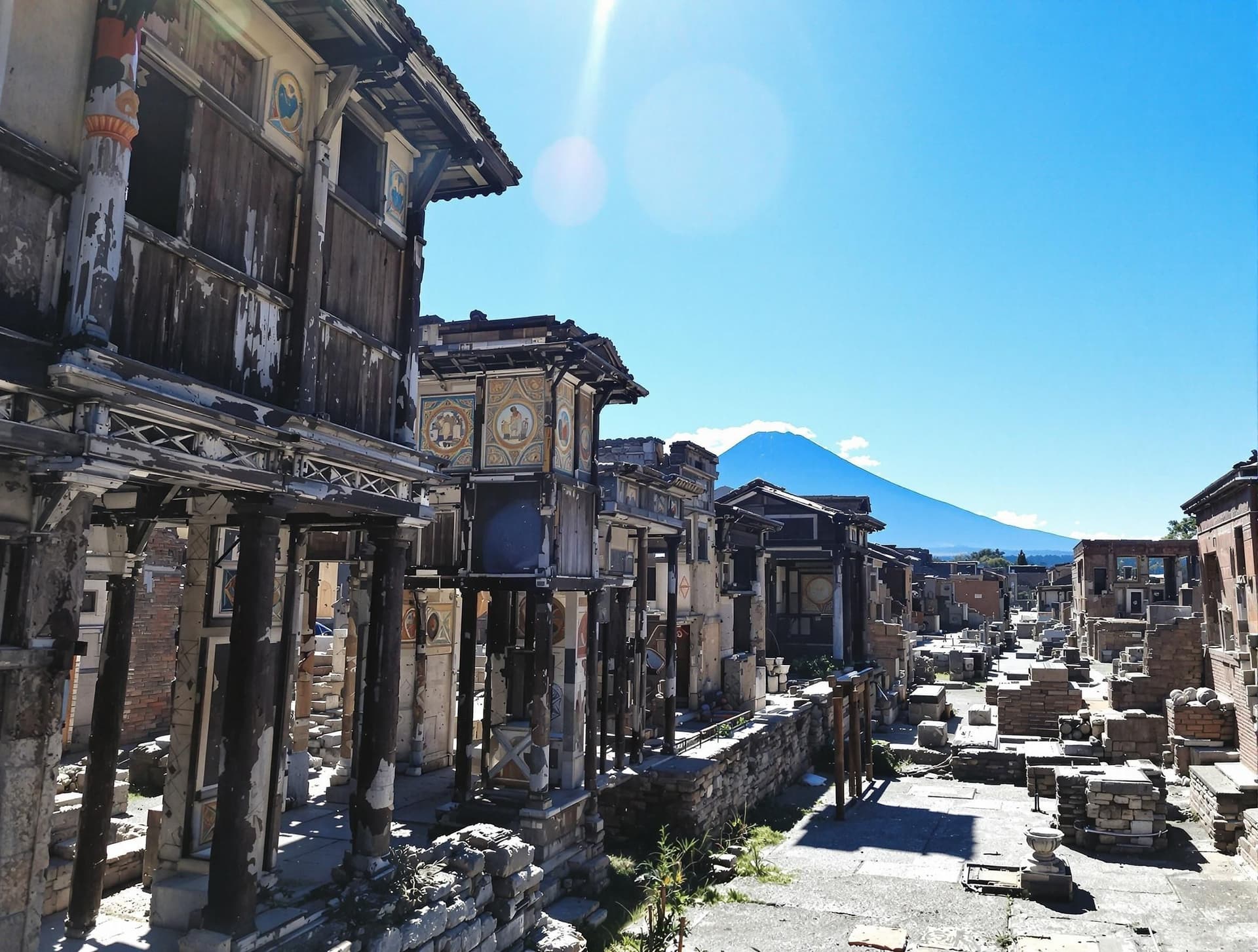 Herculaneum arkeologiska plats, Italien, med välbevarade romerska byggnader och Vesuvius i bakgrunden