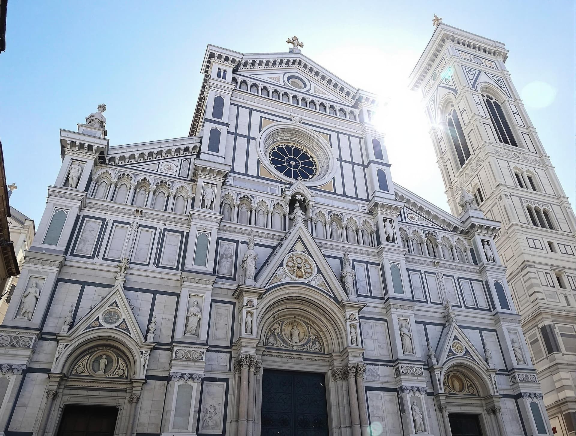 Fasaden på Lucca-katedralen (Duomo di San Martino) med dess karakteristiska asymmetriska design