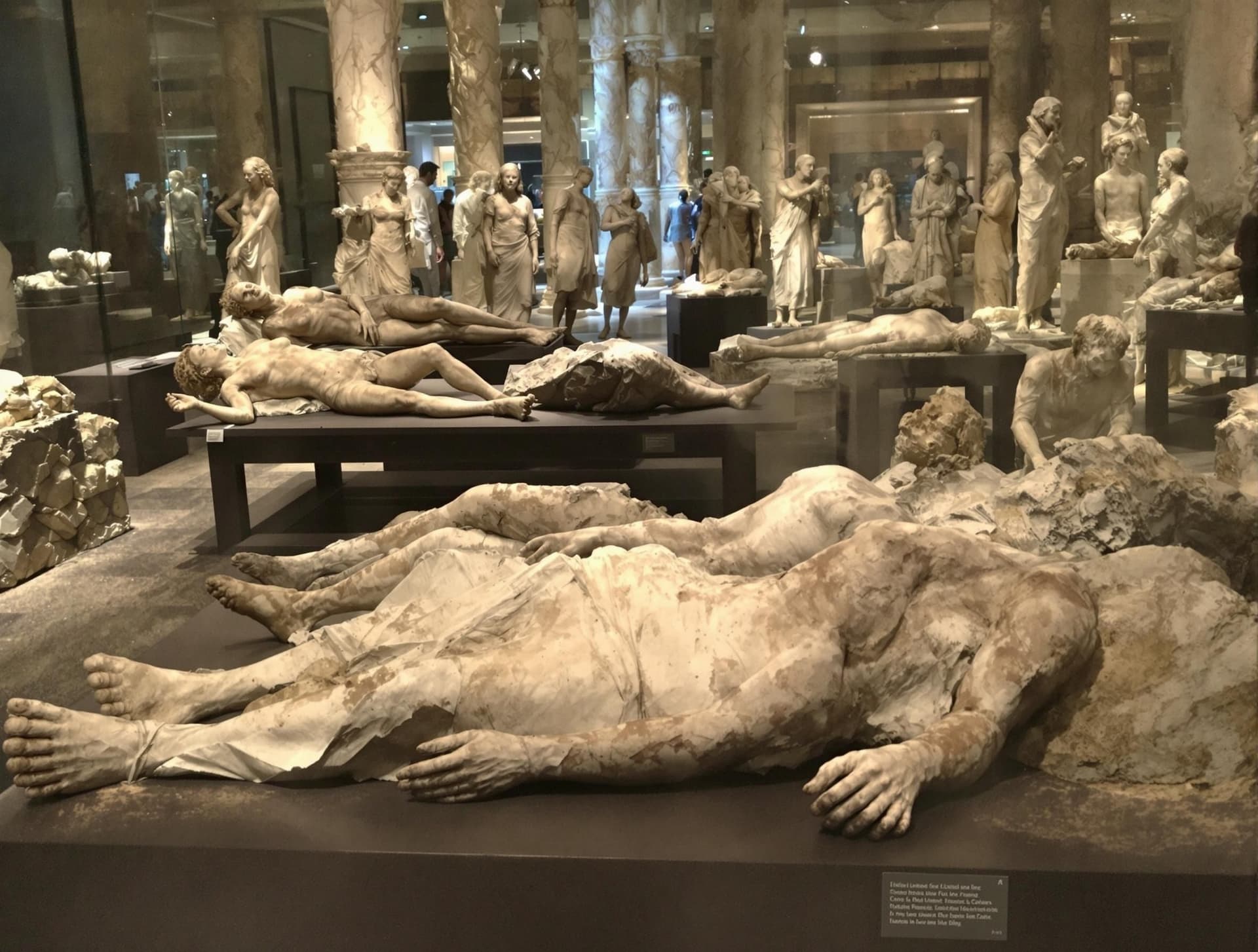 Gipsavgjutningar av offer från Vesuvius utbrott i Pompeji, Italien, som visar människor i deras sista ögonblick