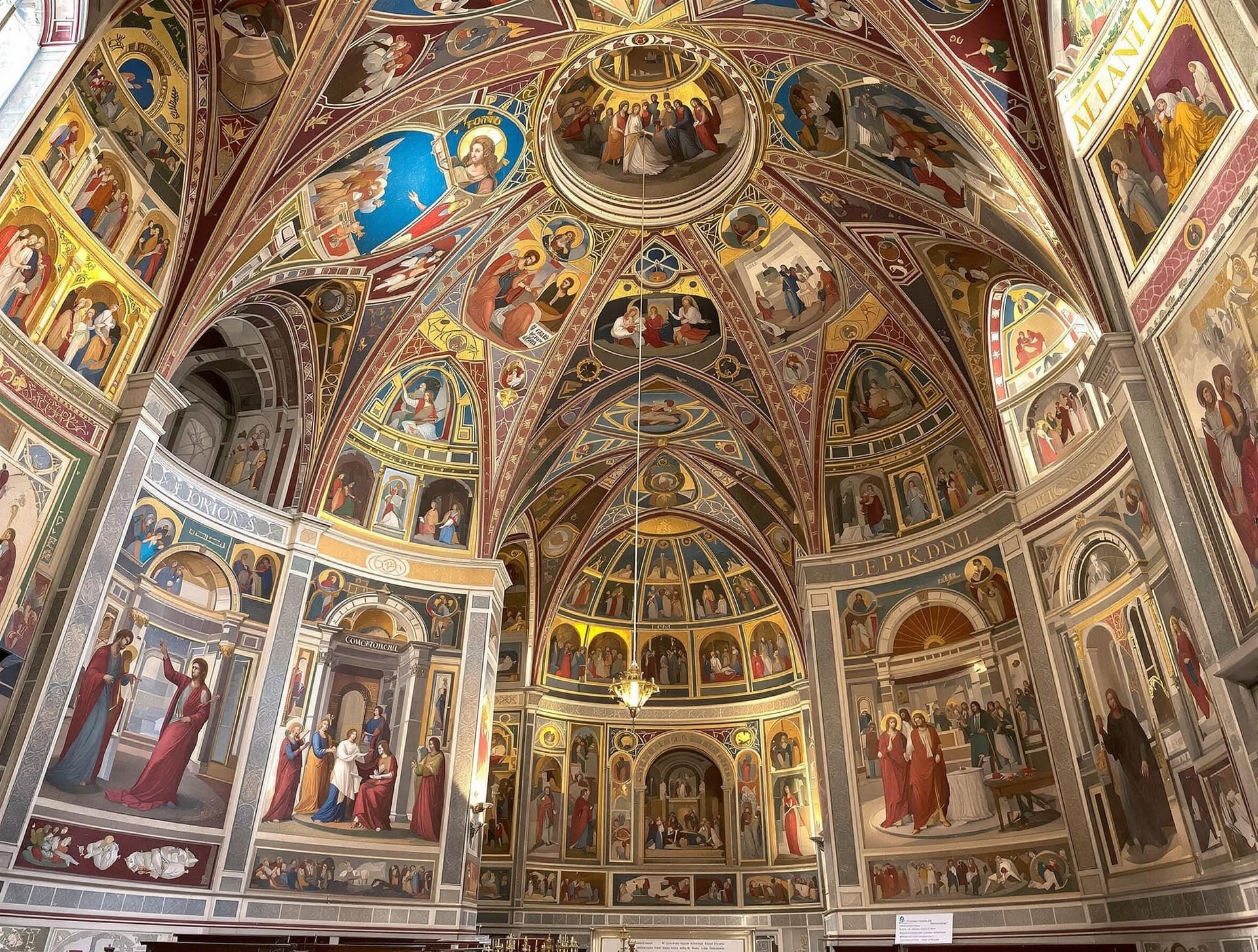 Fresker i Collegiata-kyrkan i San Gimignano med detaljerade medeltida målningar som täcker väggarna