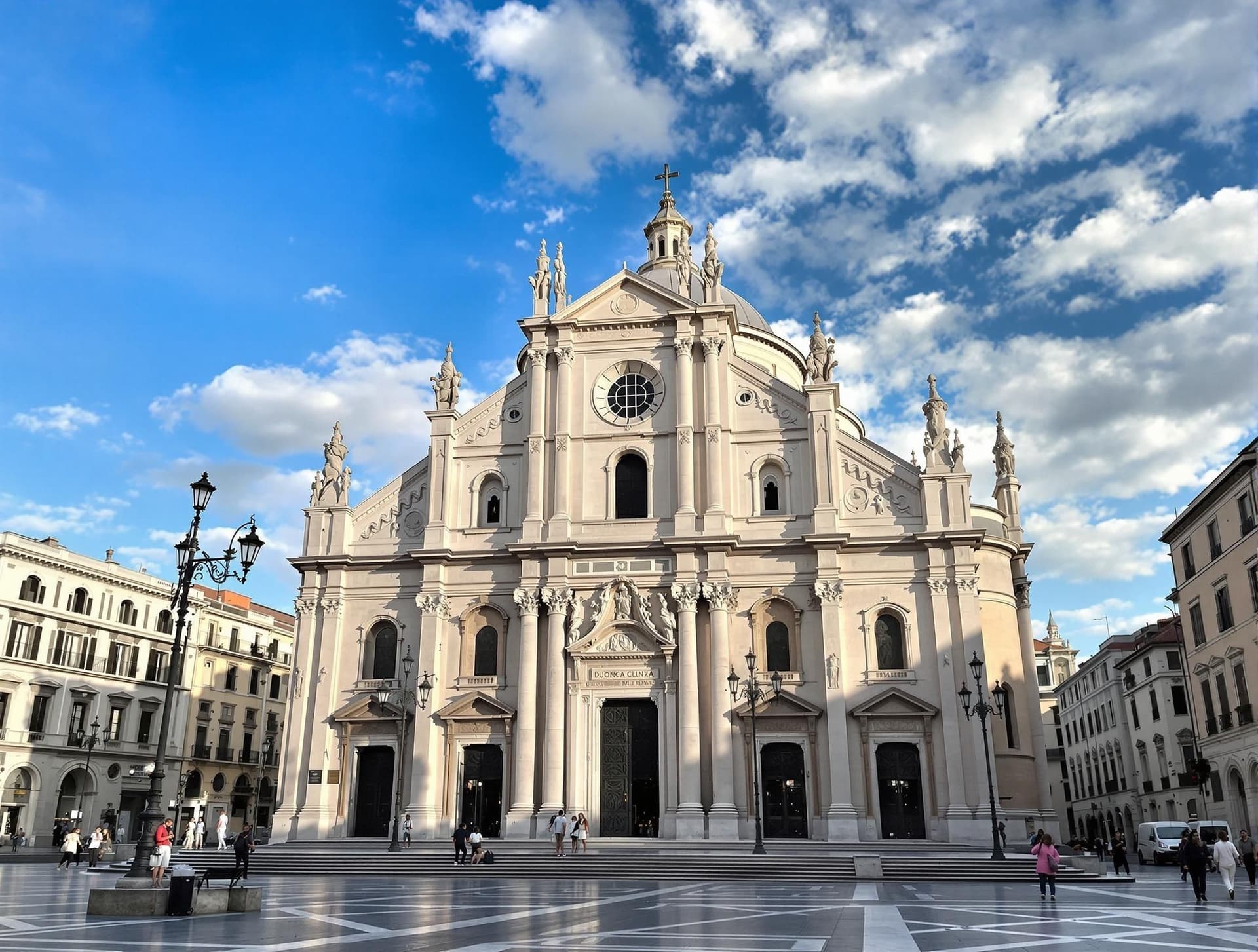 Duomo di Siracusa på Ortigia, byggd på resterna av ett antikt Athena-tempel