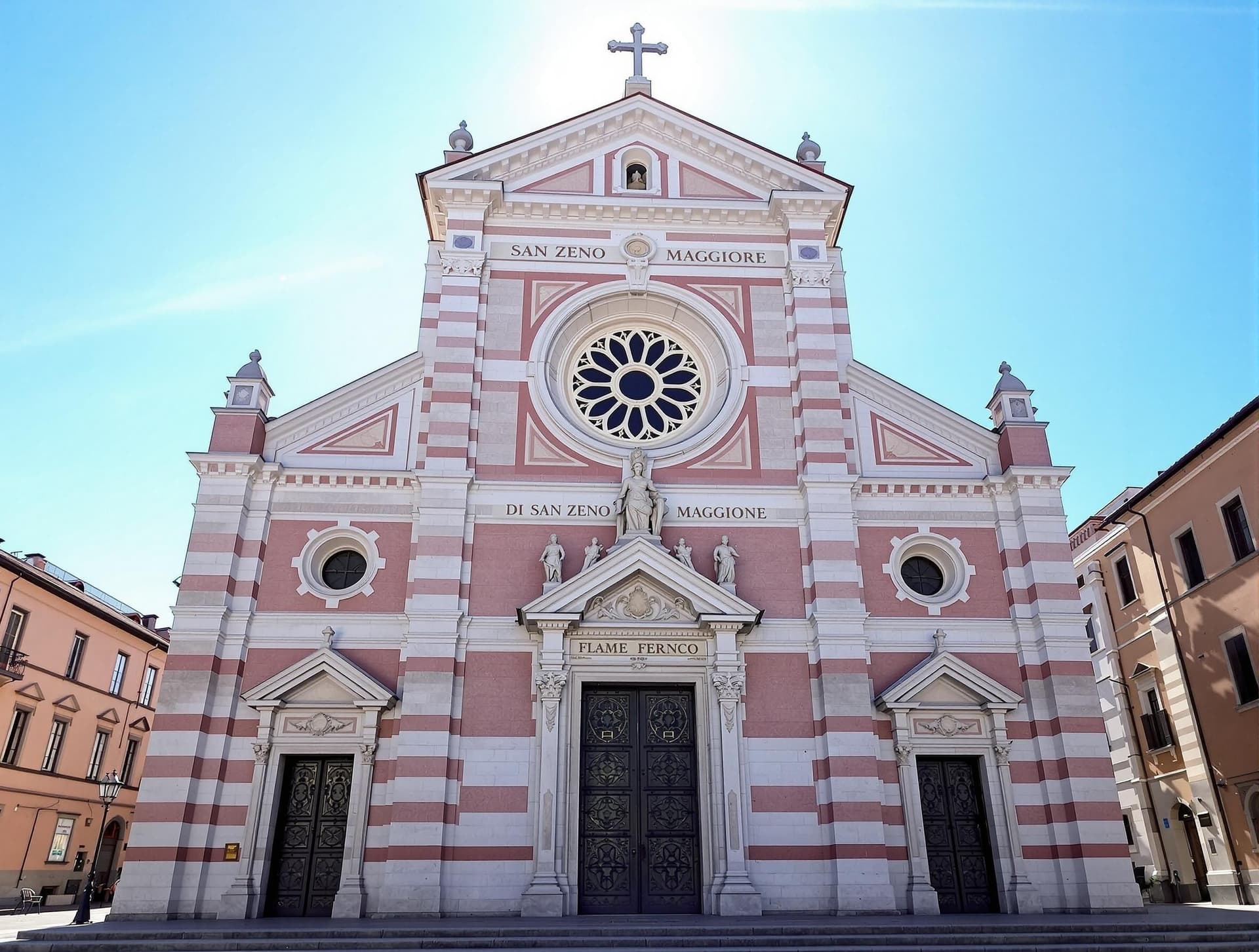 Basilica di San Zeno Maggiore i Verona, den romanska kyrkan med dess karakteristiska fasad i rosa och vit marmor