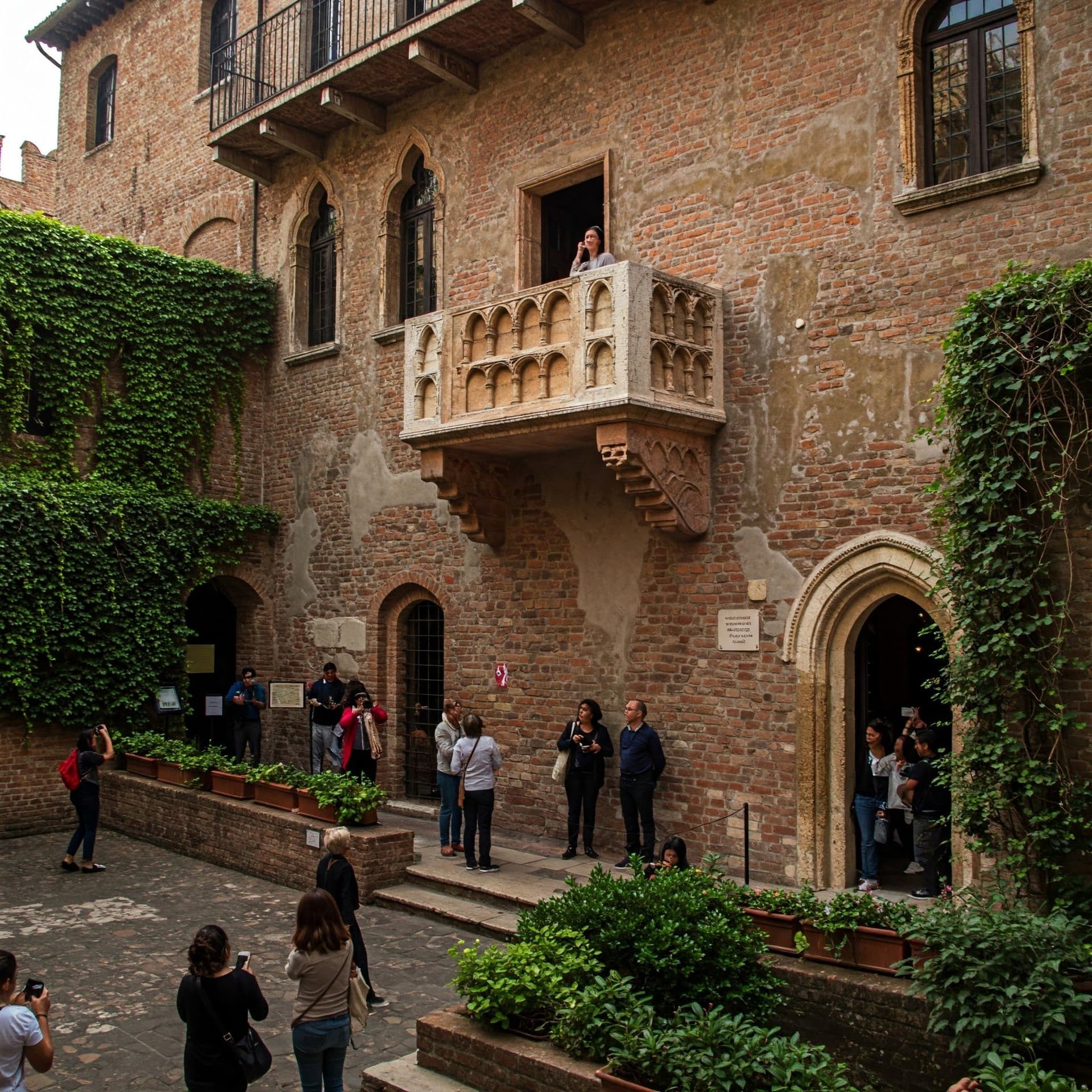 Julias balkong i Verona, Italien, den berömda balkongen från Shakespeares 'Romeo och Julia'
