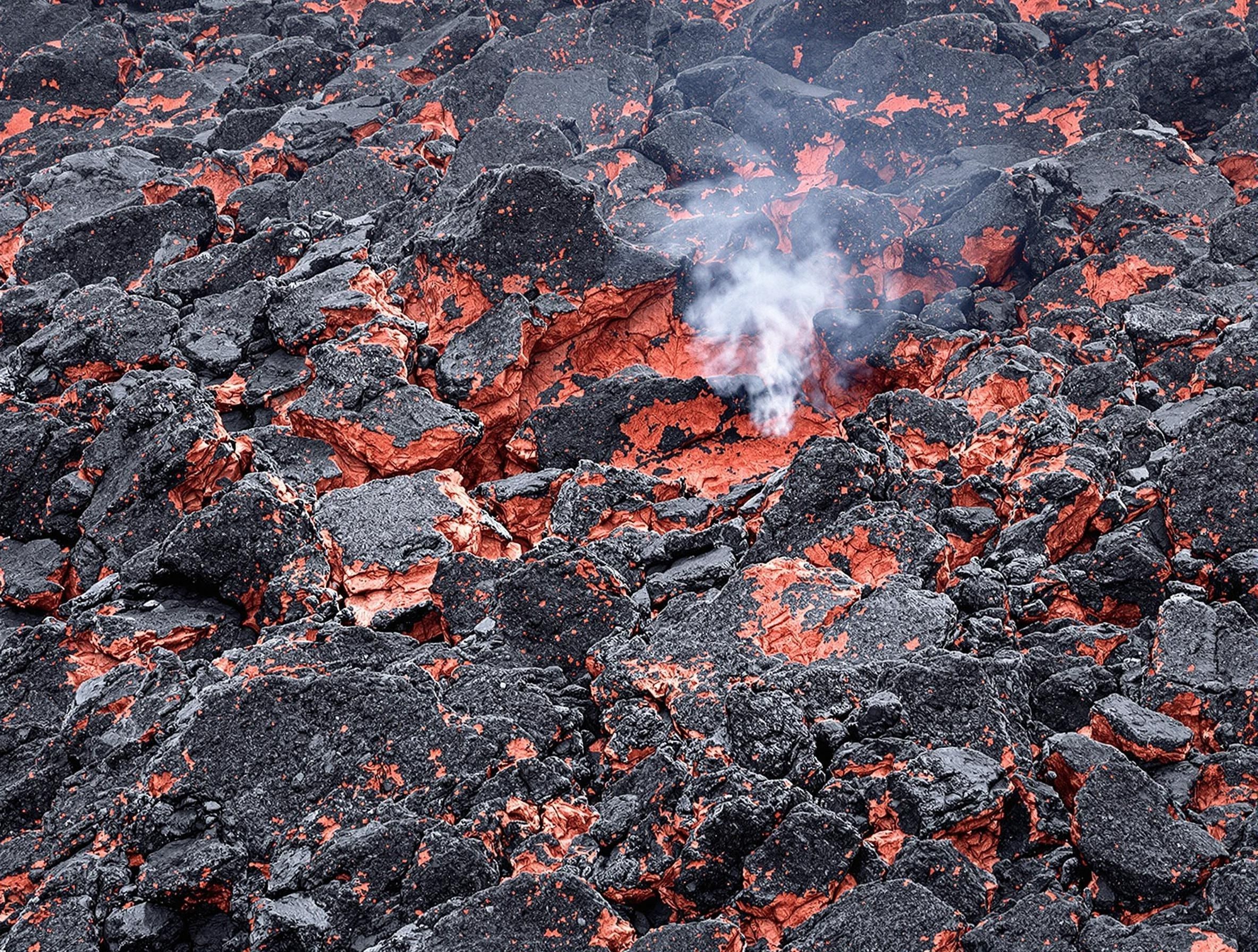 Närbild på Etnas fascinerande geologiska formationer, med svarta lavafält och vulkaniska stenar