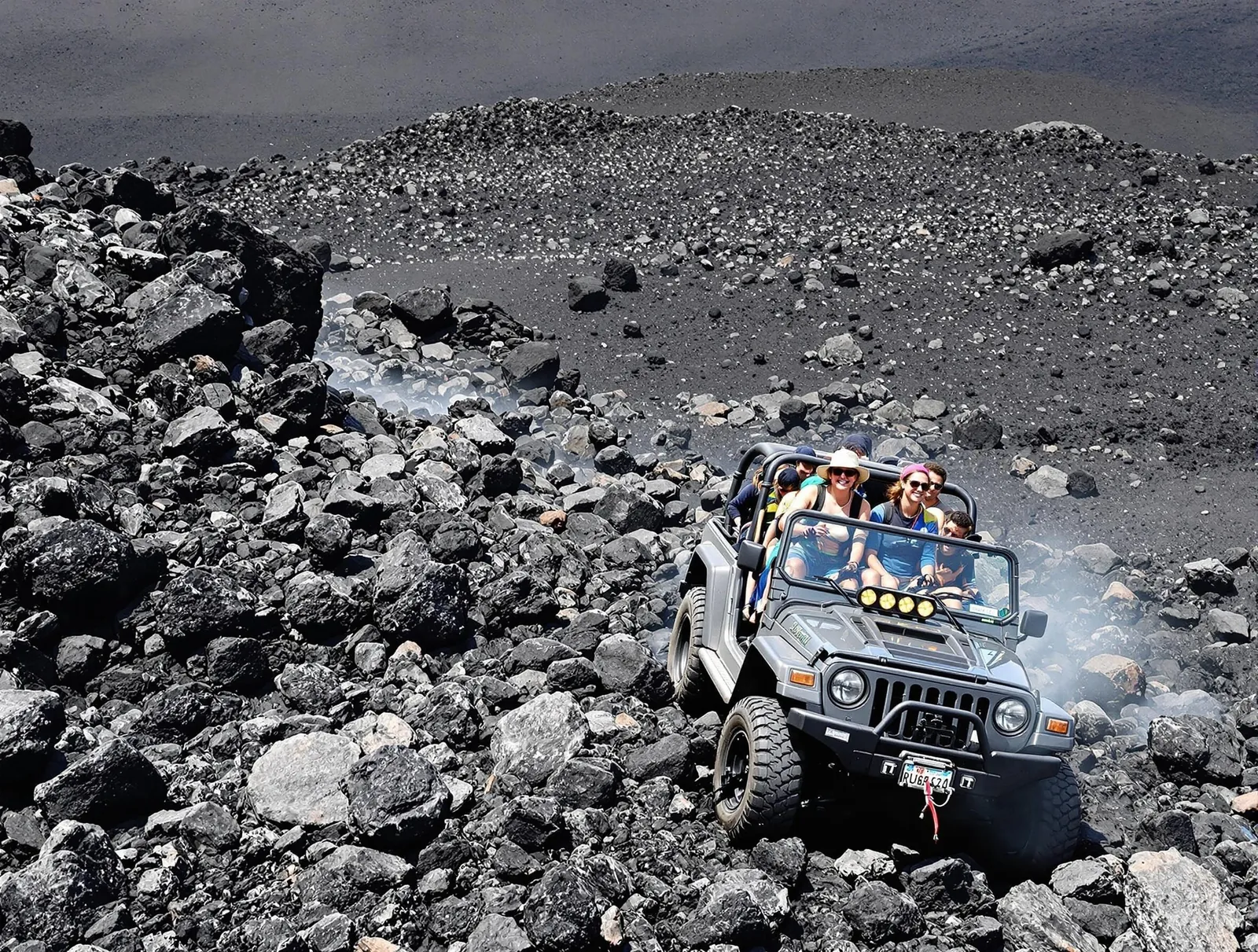 Jeep på offroad-äventyr på Etnas sluttningar, som kör genom det dramatiska vulkaniska landskapet