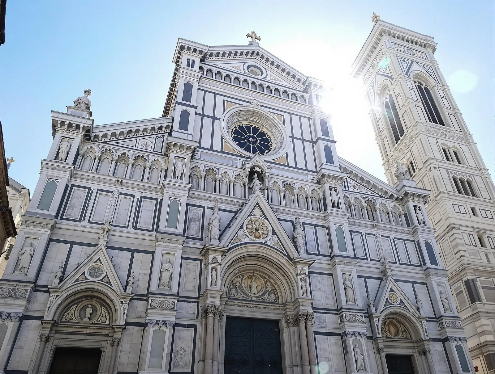 Fasaden på Lucca-katedralen (Duomo di San Martino) med dess karakteristiska asymmetriska design