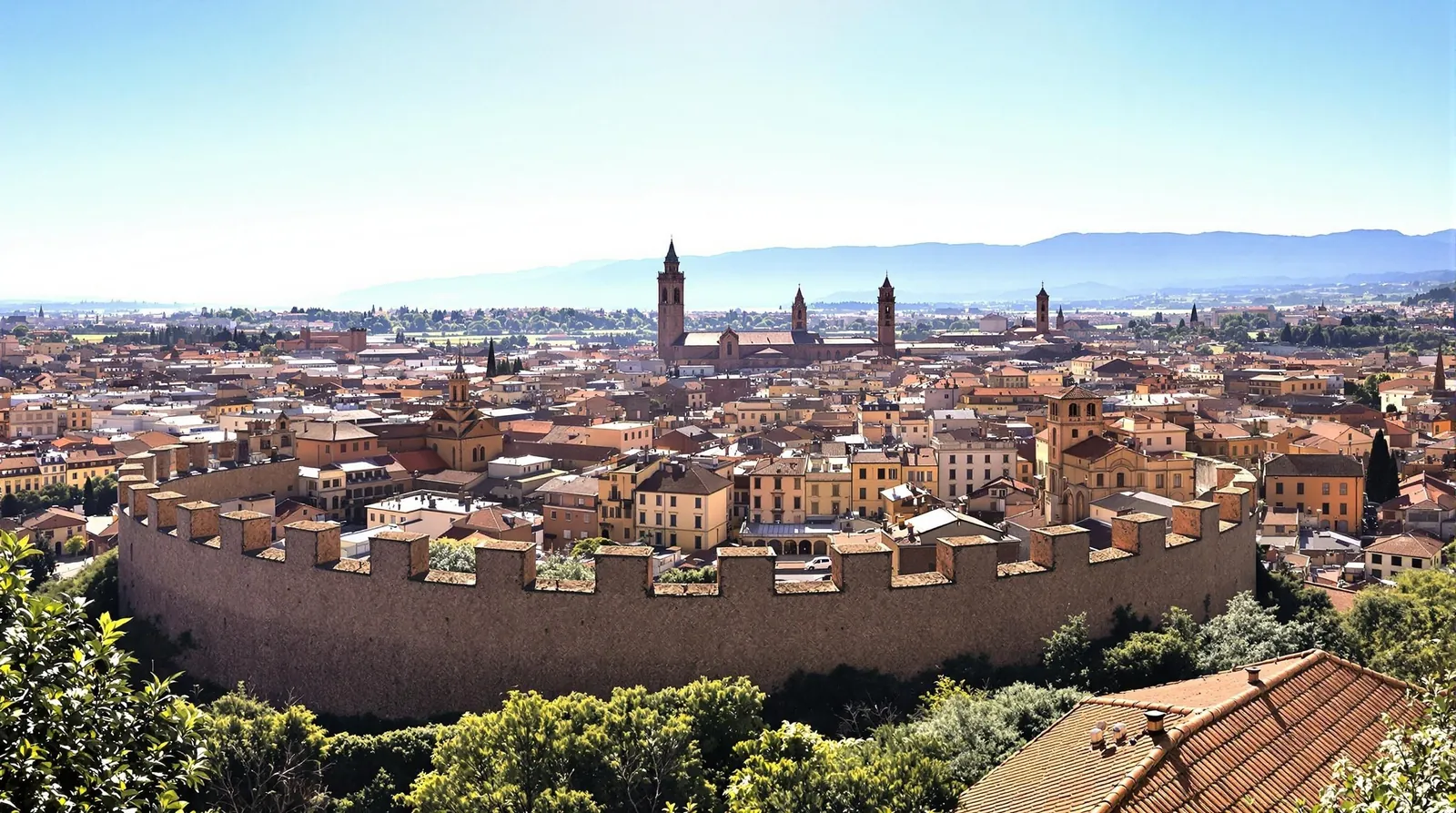 Panoramautsikt över Lucca med den historiska ringformade stadsmuren