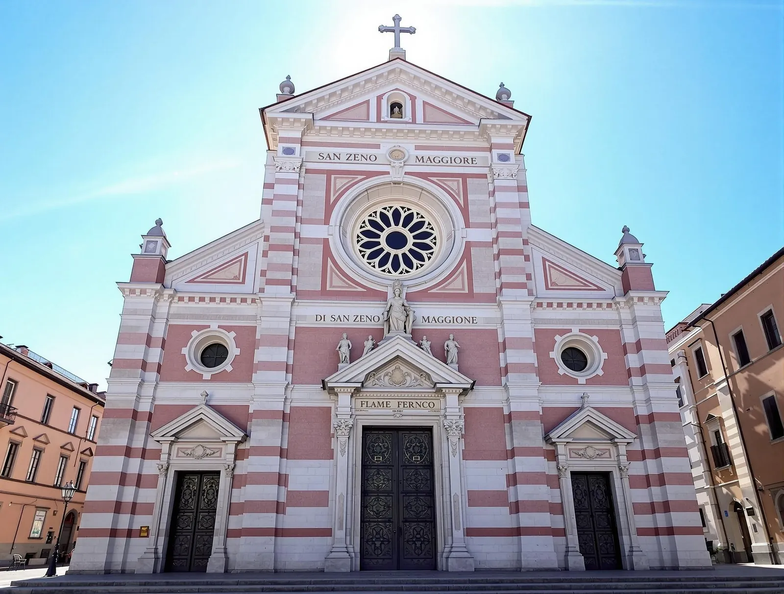 Basilica di San Zeno Maggiore i Verona, den romanska kyrkan med dess karakteristiska fasad i rosa och vit marmor